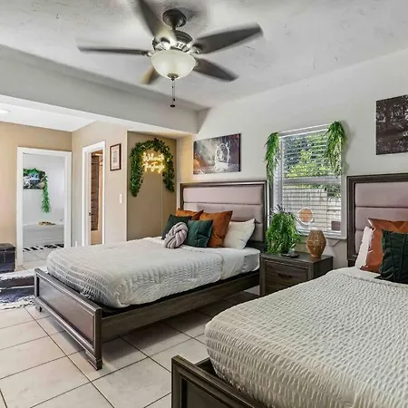 Beach House/King Bd/Hot Tub/Pool/Fire Pit/Gym/Golf